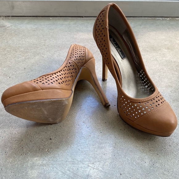 Cutout Design Platform Pumps - Picture 3 of 3